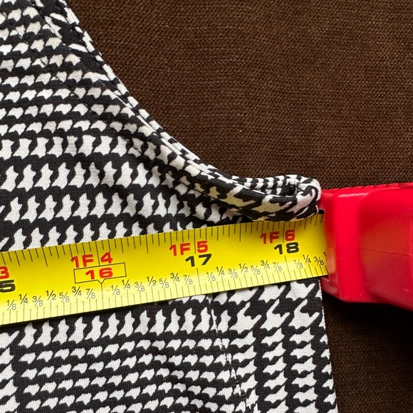 Banana Republic Silky Black & White Sleeveless folded Collar  Top SZ M Good Cond - Picture 6 of 7